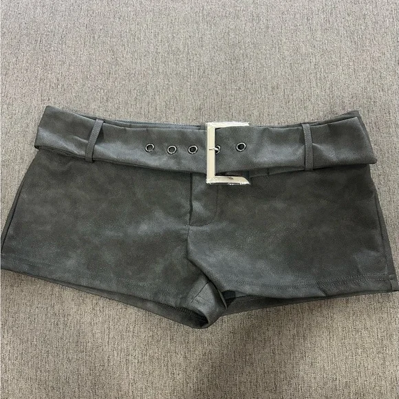 Floerns Stylish Y2K Faux Leather Mini Shorts with Belt - Picture 1 of 5